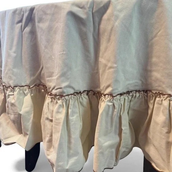 vintage Beautiful handmade embroidered tablecloth with orange flowers & ruffles - Picture 5 of 7